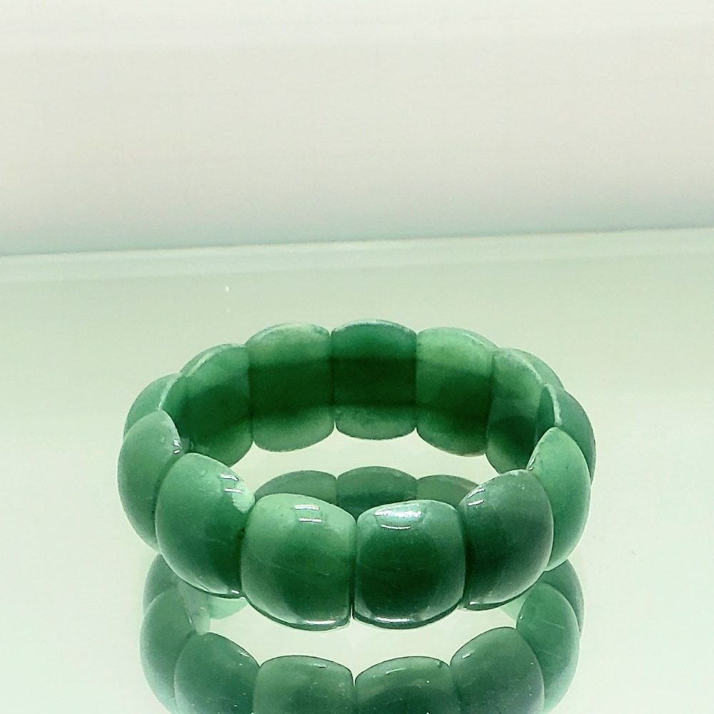 Bracelet-green aventurine stone and is adjustable.